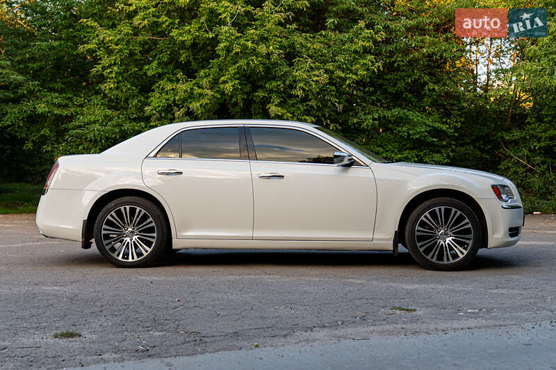 Седан Chrysler 300C 2014 в Хмельницком