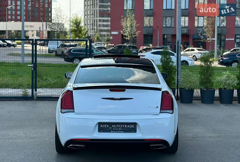 Седан Chrysler 300C 2015 в Киеве