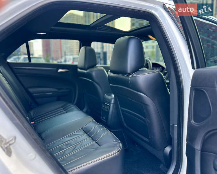 Седан Chrysler 300C 2015 в Киеве