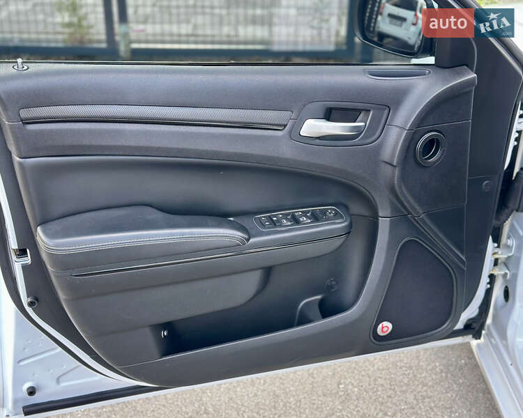 Седан Chrysler 300C 2015 в Киеве