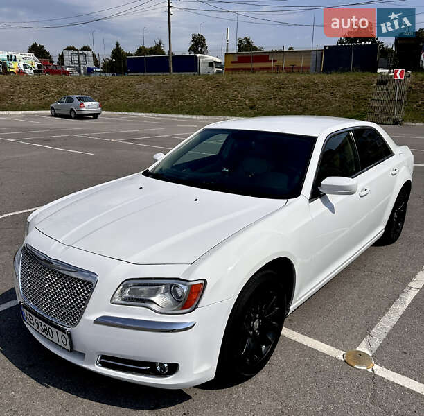 Седан Chrysler 300C 2014 в 