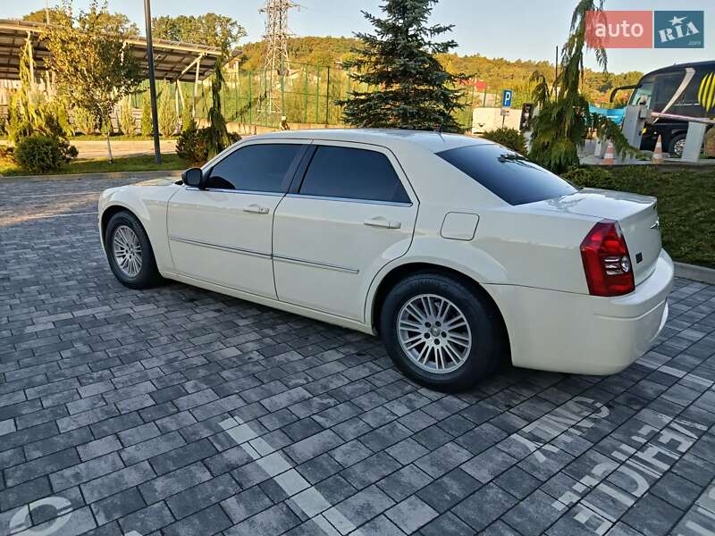 Седан Chrysler 300C 2008 в Львове