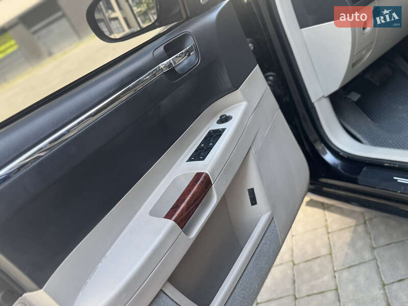 Седан Chrysler 300C 2005 в Львові