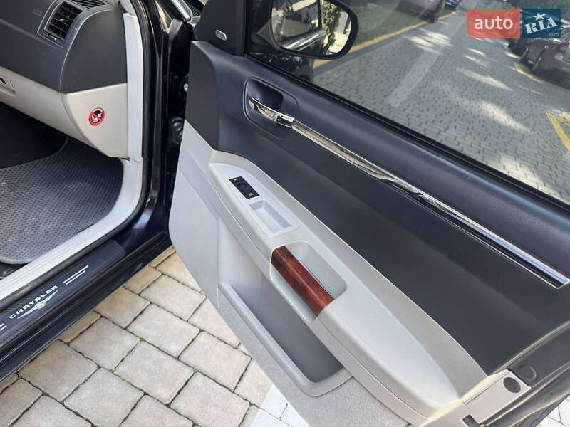Седан Chrysler 300C 2005 в Львові