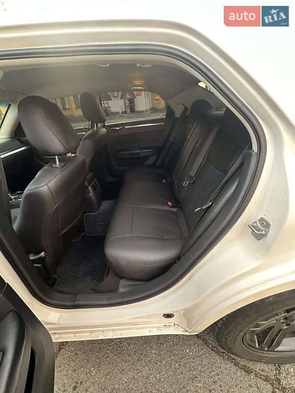 Седан Chrysler 300C 2008 в Умані