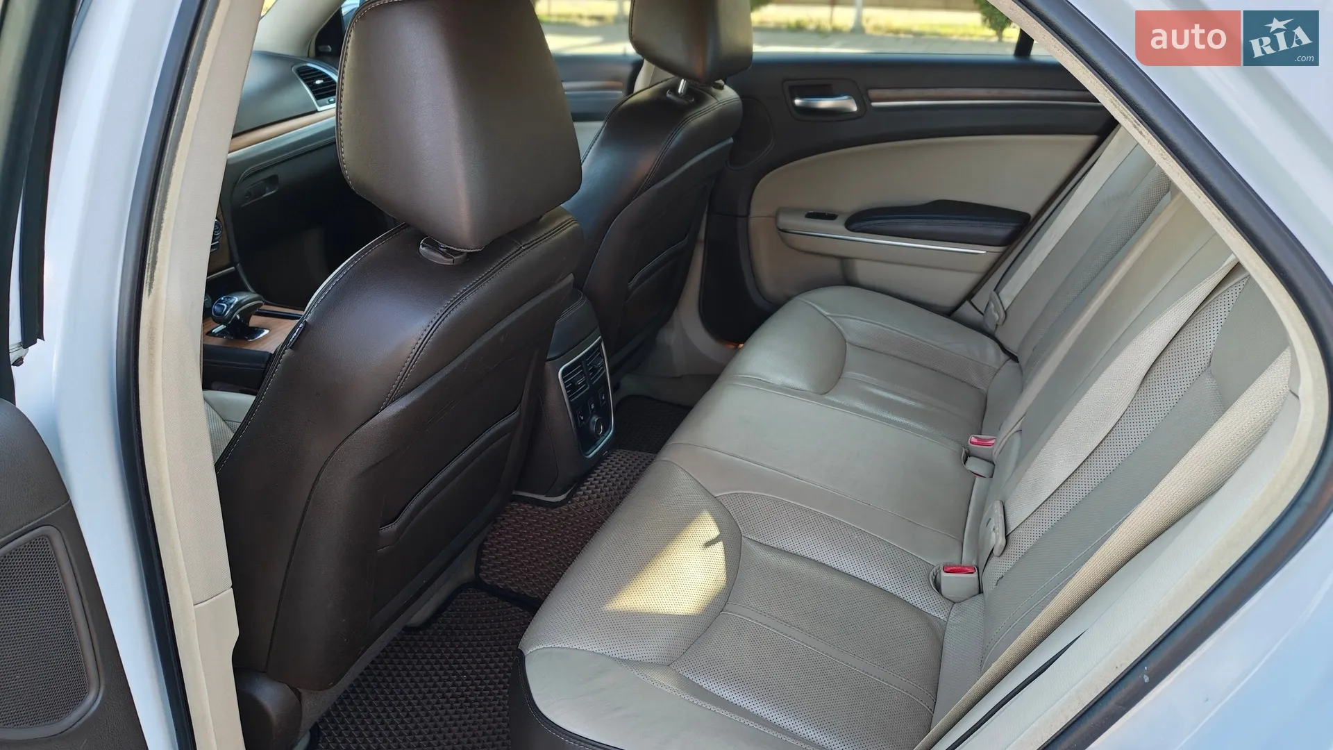 2012 Chrysler 300C - мініатюра 19