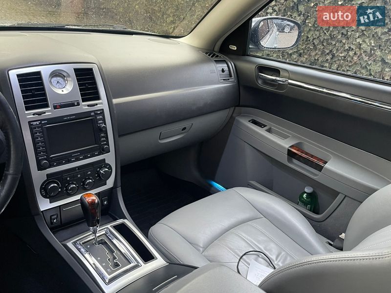 Седан Chrysler 300C 2006 в Львове
