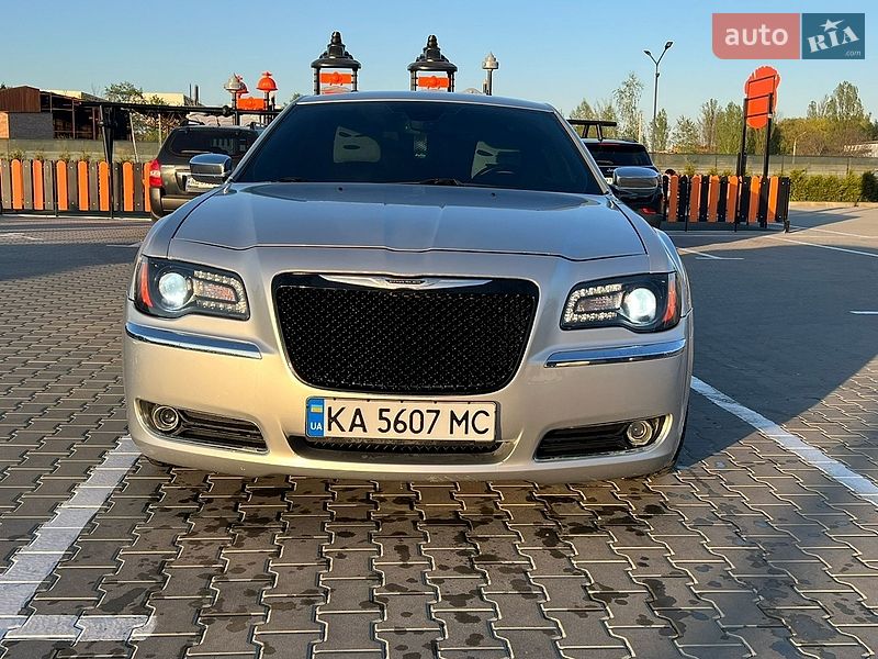 Седан Chrysler 300C 2012 в Виннице