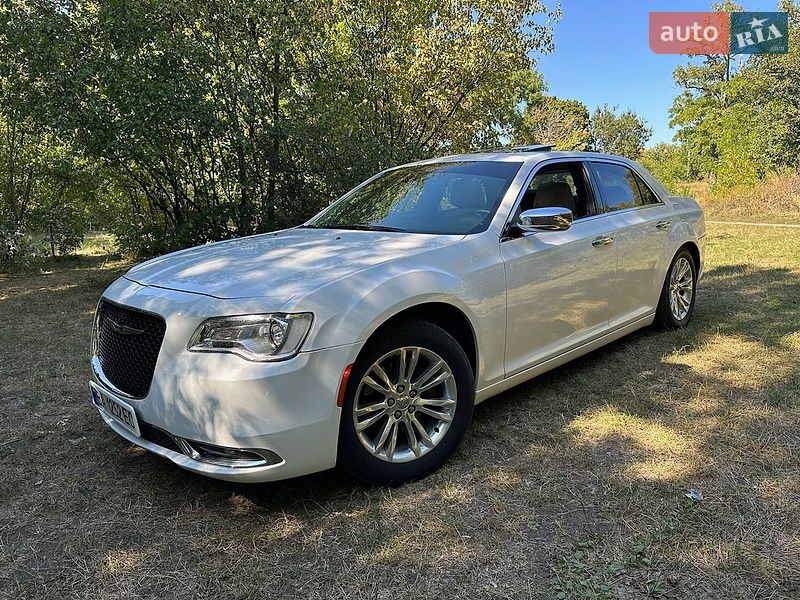 Седан Chrysler 300C 2016 в Киеве