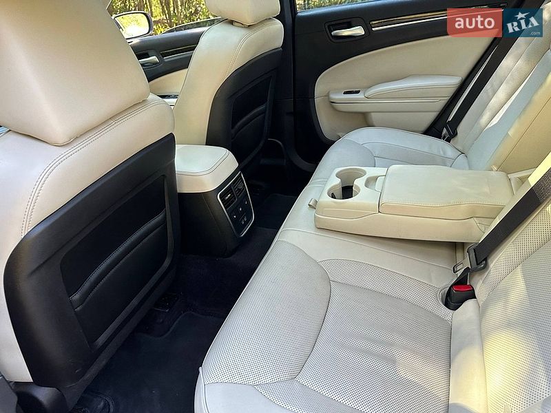 Седан Chrysler 300C 2016 в Киеве