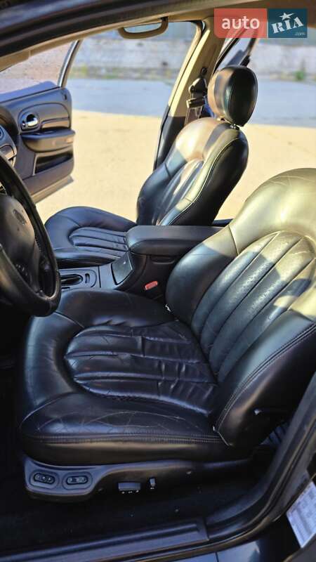 Седан Chrysler 300M 2000 в Горішніх Плавнях