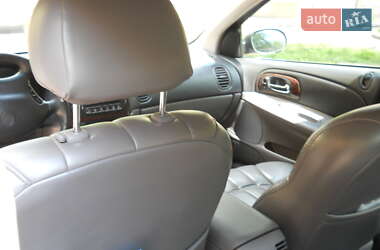 Седан Chrysler Concorde 2000 в Марганці