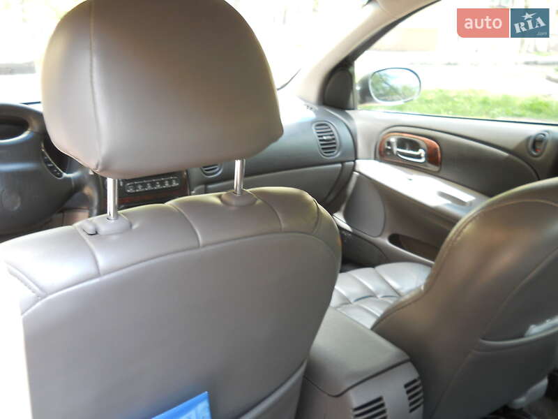 Седан Chrysler Concorde 2000 в Марганце