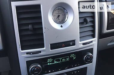 Минивэн Chrysler Grand Voyager 2009 в Долине