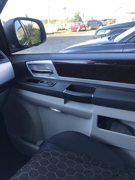 Минивэн Chrysler Grand Voyager 2009 в Долине