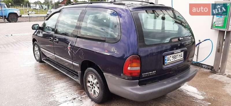 Мінівен Chrysler Grand Voyager 1998 в Нововолинську