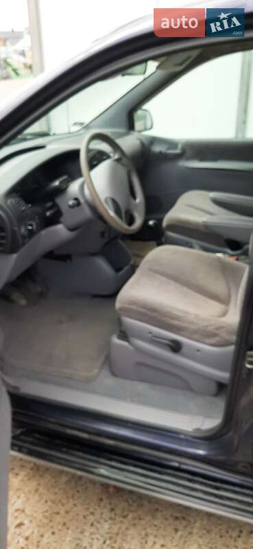Мінівен Chrysler Grand Voyager 1998 в Нововолинську