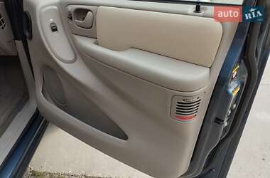 Минивэн Chrysler Grand Voyager 2001 в 