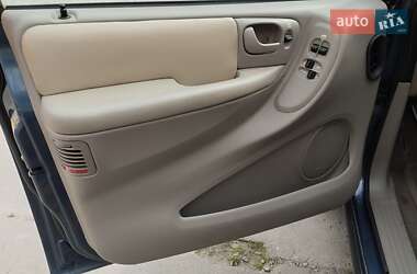 Минивэн Chrysler Grand Voyager 2001 в 
