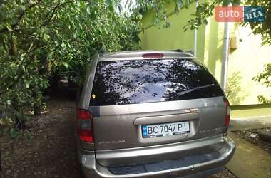 Хэтчбек Chrysler Grand Voyager 2004 в 