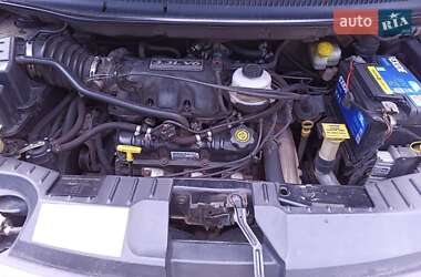 Минивэн Chrysler Grand Voyager 2003 в 