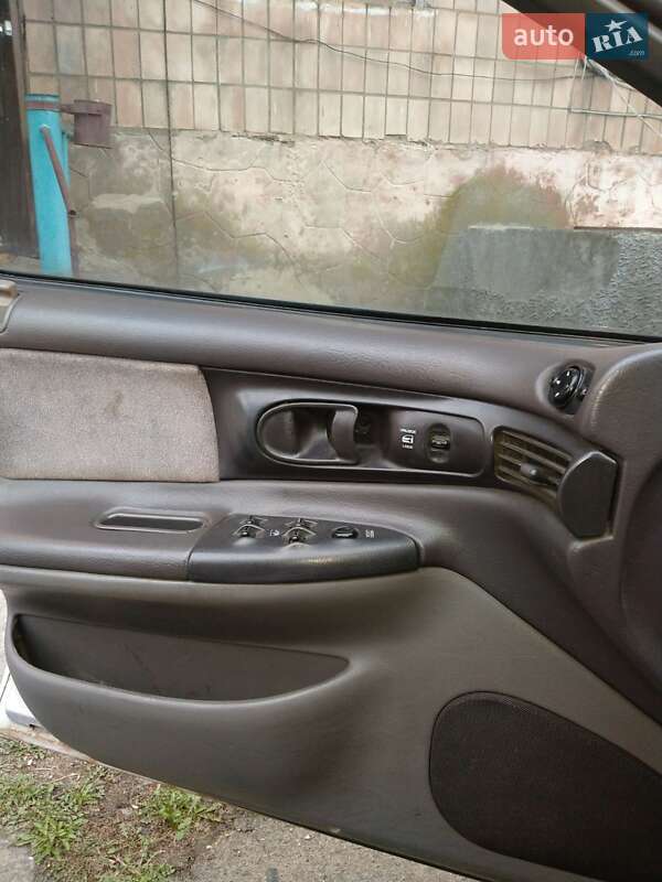 Седан Chrysler Intrepid 1994 в Здолбуніві