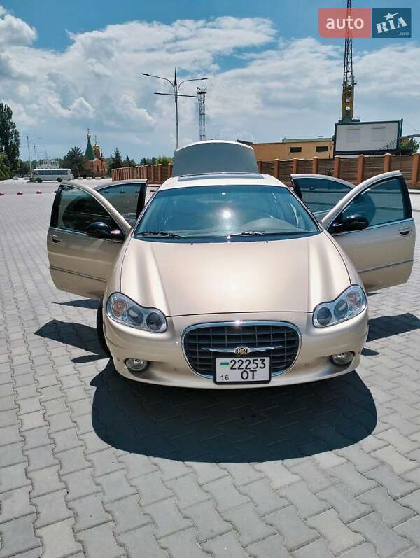 Седан Chrysler LHS 2001 в Измаиле