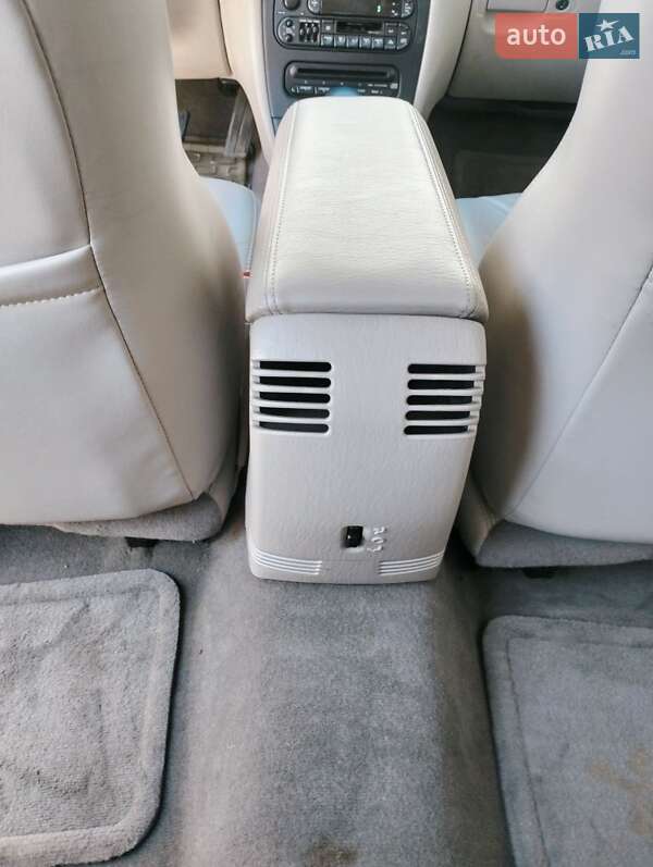 Седан Chrysler LHS 2001 в Измаиле