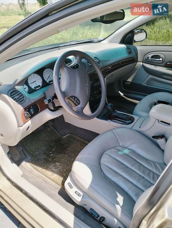 Седан Chrysler LHS 2001 в Измаиле