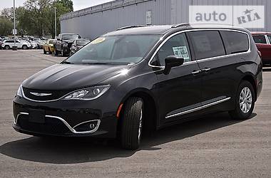 Минивэн Chrysler Pacifica 2019 в Киеве