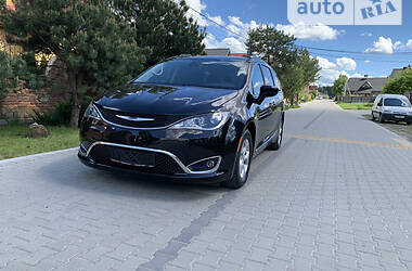 Минивэн Chrysler Pacifica 2016 в Львове