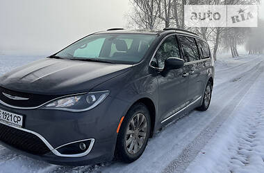 Минивэн Chrysler Pacifica 2017 в 