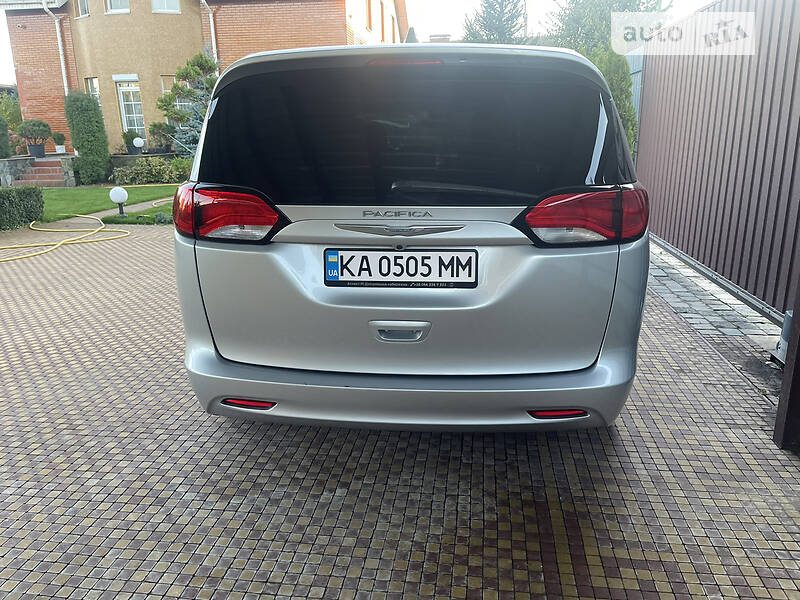 Мінівен Chrysler Pacifica 2016 в Києві