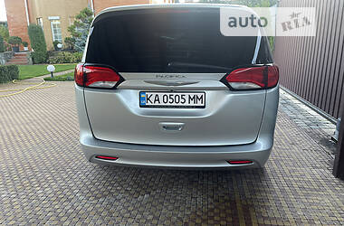 Минивэн Chrysler Pacifica 2016 в 