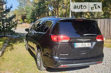 Мінівен Chrysler Pacifica 2016 в Києві