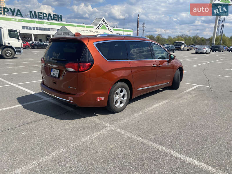 Минивэн Chrysler Pacifica 2018 в Киеве