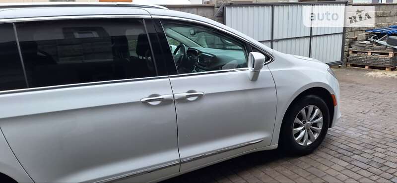 Мінівен Chrysler Pacifica 2019 в Києві