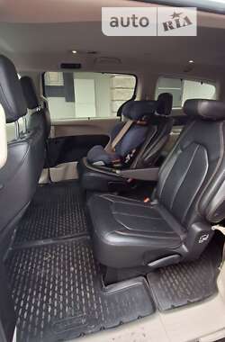 Минивэн Chrysler Pacifica 2019 в 