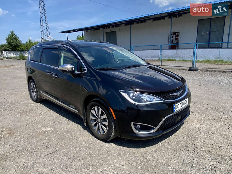 Минивэн Chrysler Pacifica 2020 в Ужгороде