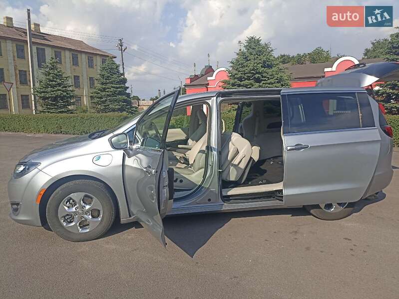 Мінівен Chrysler Pacifica 2018 в Києві