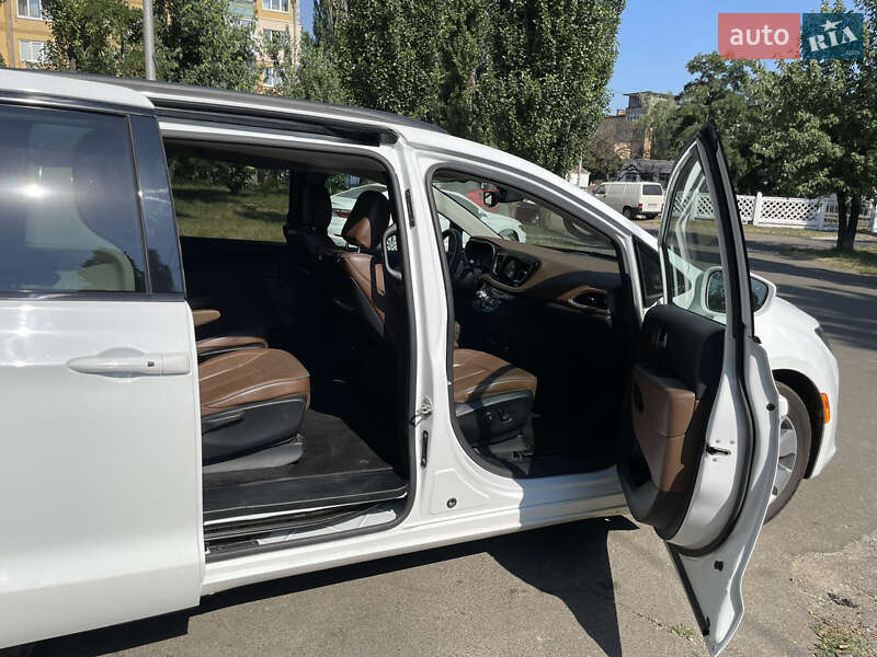 Минивэн Chrysler Pacifica 2018 в Киеве фото 7 Минивэн Chrysler Pacifica 2018 в Киеве