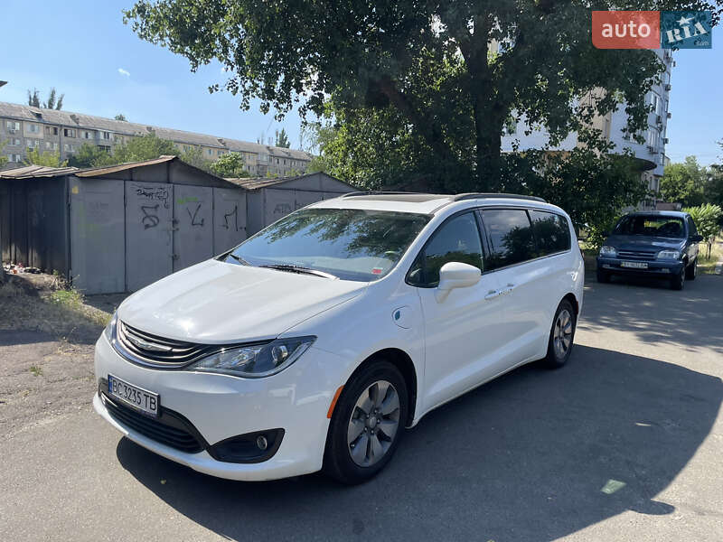 Минивэн Chrysler Pacifica 2018 в Киеве фото 3 Минивэн Chrysler Pacifica 2018 в Киеве