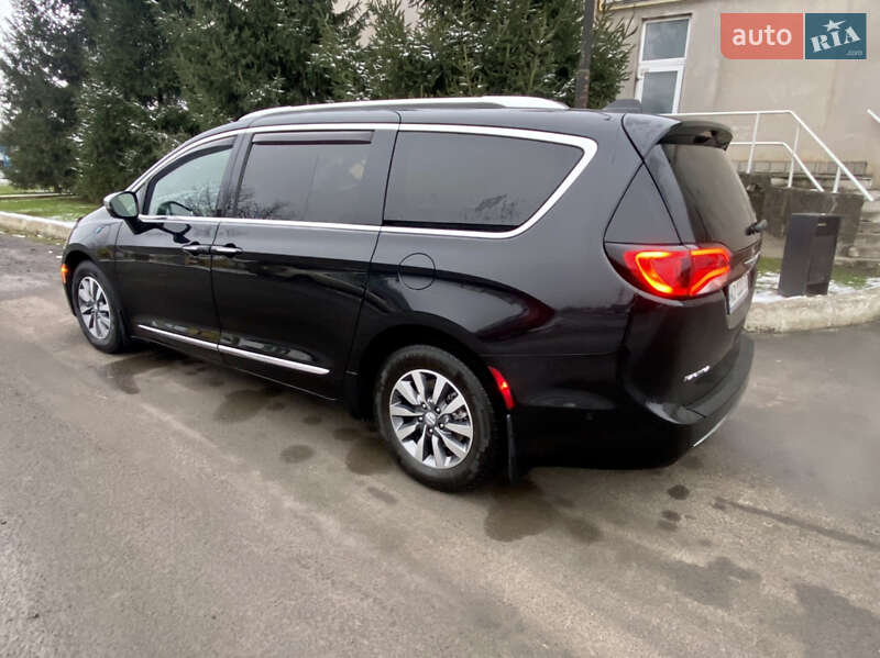 Минивэн Chrysler Pacifica 2020 в Ужгороде