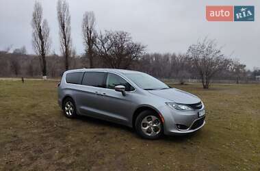 Минивэн Chrysler Pacifica 2018 в 