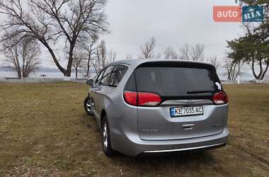 Минивэн Chrysler Pacifica 2018 в 