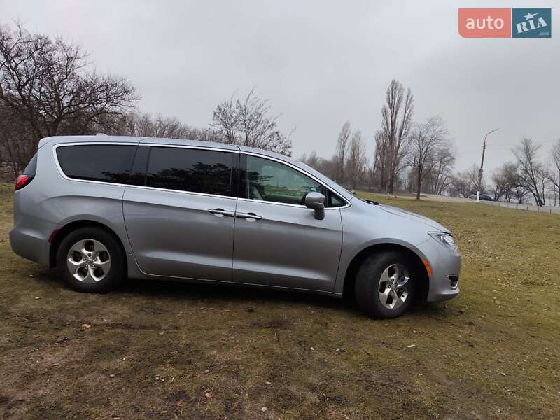 Мінівен Chrysler Pacifica 2018 в Києві