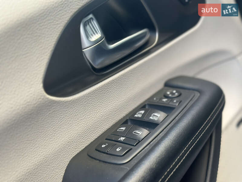 Мінівен Chrysler Pacifica 2018 в Львові