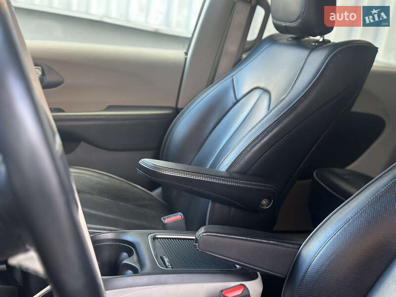 Мінівен Chrysler Pacifica 2018 в Львові