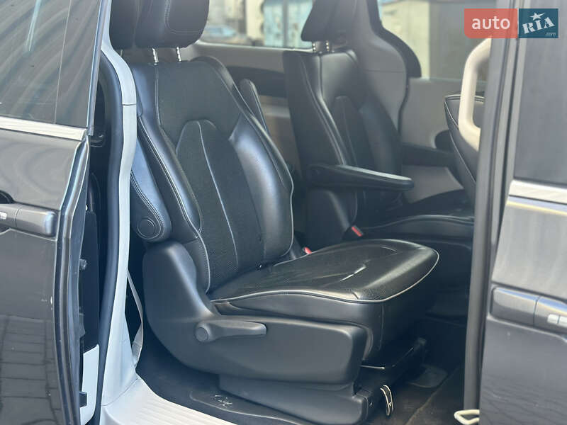 Мінівен Chrysler Pacifica 2018 в Львові