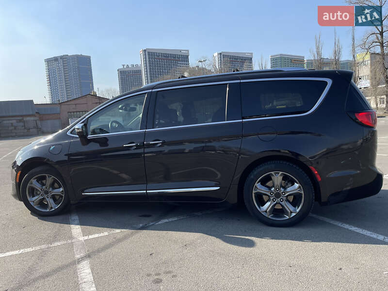 Мінівен Chrysler Pacifica 2018 в Києві